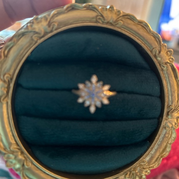 Elegant Sterling Silver Framed Snowflake Brooch - Picture 5 of 6